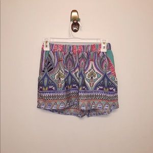 Patterned flowy shorts with pockets